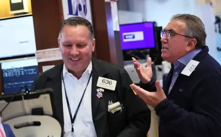 US Tech Shares Retreat as AI Bubble Concerns Stir Market Volatility Amid Rapid Investment