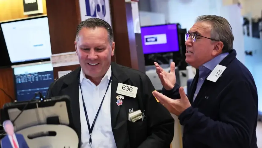 US Tech Shares Retreat as AI Bubble Concerns Stir Market Volatility Amid Rapid Investment