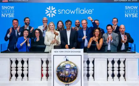 Snowflake Stock Surges Nearly 25% as AI Demand Drives Strong Growth